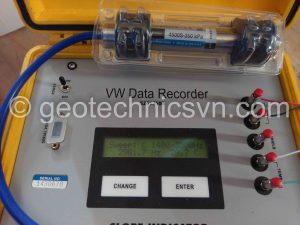 Kiểm tra thiết bị đo áp lực nước Piezometer bằng máy Data Recorder