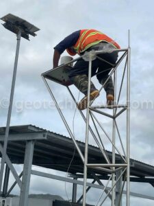 Lắp đặt giá đỡ trạm thời tiết