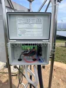 Lắp đặt thiết bị quan trắc độ bụi tấm pin Tigo TS4-A-O